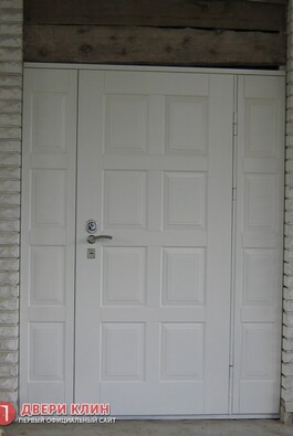 Широкая белая дверь с фрамугами