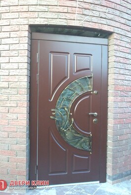Элитная уличная дверь со стеклом и элементами ковки