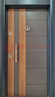 Коричневая входная дверь c МДФ панелью ЧД-01 в частный дом в Сергиевом Посаде