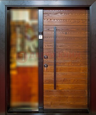 Коричневая входная дверь c МДФ панелью и стеклом ЧД-38 в частный дом в Сергиевом Посаде