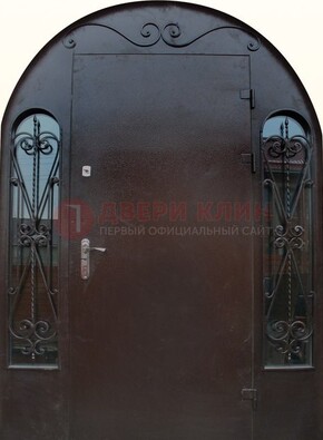 Арочная дверь со стеклом и ковкой ДА-16 под старину в Сергиевом Посаде