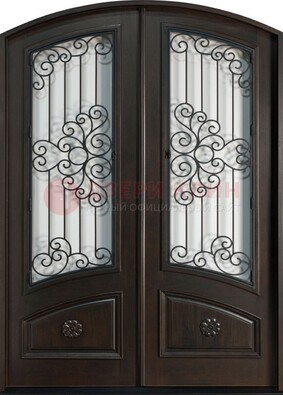 Арочная дверь со стеклом и ковкой ДА-33 в загородный дом в Сергиевом Посаде