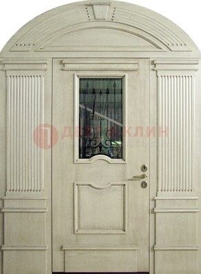 Белая входная дверь массив со стеклом и ковкой ДА-49 в Сергиевом Посаде