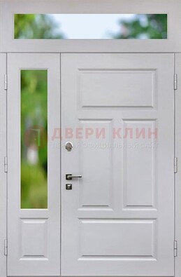Белая полуторная железная дверь со стеклом и фрамугами ДФГ-10 в Сергиевом Посаде