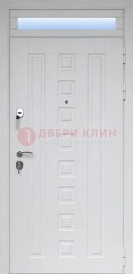 Белая металлическая дверь с фрамугой для коттеджа ДФГ-21 в Сергиевом Посаде