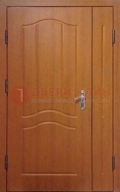 Коричневая двухстворчатая тамбурная дверь с МДФ ДМ-538 в Сергиевом Посаде