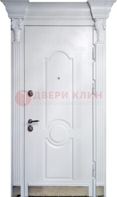 Белая металлическая дверь с массивом дуба для дома ДМД-59 в Сергиевом Посаде