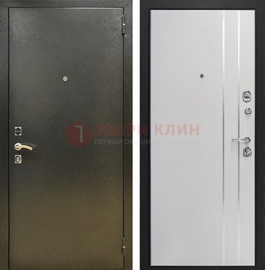 Железная темная дверь с порошковым покрытием и белая МДФ с молдингами  ДП-296 в Сергиевом Посаде