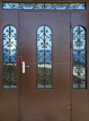 Железная парадная дверь со стеклом и ковкой ДПР-16 для общественных зданий в Сергиевом Посаде