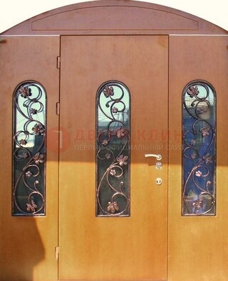 Парадная дверь со стеклянными вставками и ковкой ДПР-28 в общественное здание в Сергиевом Посаде