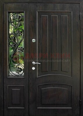 Парадная дверь со стеклянными вставками и ковкой ДПР-31 в кирпичный дом в Сергиевом Посаде