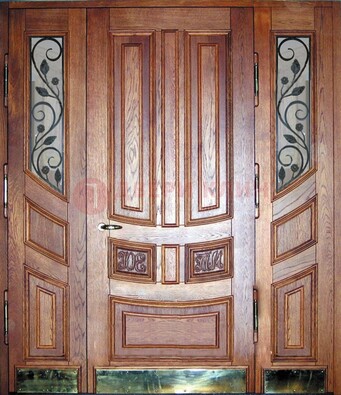 Парадная дверь со стеклом и ковкой ДПР-35 для загородного дома в Сергиевом Посаде