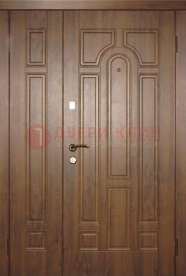 Двухстворчатая коричневая парадная дверь ДПР-48 в Сергиевом Посаде
