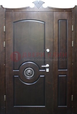 Коричневая парадная дверь с украшением ДПР-52 с утеплением в Сергиевом Посаде