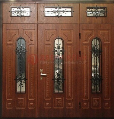 Парадная дверь с металлическими вставками и ковкой ДПР-72 в дом в Сергиевом Посаде