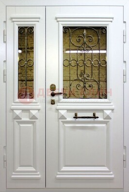 Белая парадная металлическая дверь со стеклом и ковкой ДПР-83 в Сергиевом Посаде