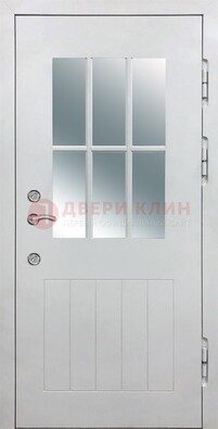 Белая уличная дверь со стеклом ДС-30 в Сергиевом Посаде
