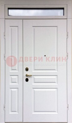 Белая двухстворчатая металлическая дверь со стеклом ДС-63 в Сергиевом Посаде