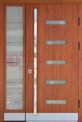 Коричневая металлическая дверь со стеклом ДС-72 в Сергиевом Посаде