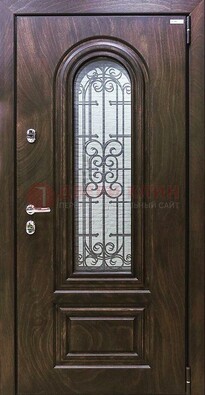 Темная филенчатая железная дверь со стеклом и ковкой ДСК-102 в Саранске