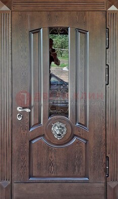 Коричневая уличная дверь со стеклом и ковкой ДСК-107 в Сергиевом Посаде