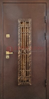 Металлическая дверь с порошковым напылением со стеклом и ковкой ДСК-110 в Сергиевом Посаде