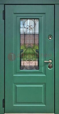 Зеленая металлическая дверь со стеклом и ковкой ДСК-113 в Саратове