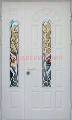Распашная стальная дверь со стеклом и ковкой в белом цвете ДСК-120 в Сергиевом Посаде
