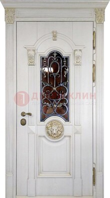 Белая железная дверь со стеклом и ковкой для кирпичного дома ДСК-155 в Сергиевом Посаде