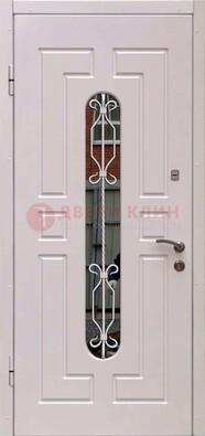 Светлая уличная дверь со стеклом и ковкой для коттеджа ДСК-157 в Сергиевом Посаде