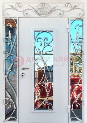 Белая входная дверь порошок со стеклом и ковкой ДСК-165 в Сергиевом Посаде