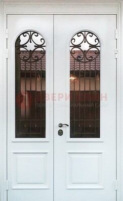 Белая стальная дверь стекло с ковкой и филенкой ДСК-201 в Сергиевом Посаде