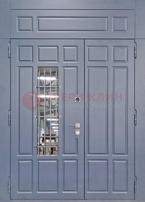 Серая двухстворчатая дверь Винорит со стеклом и ковкой ДСК-234 RAL 7024 в Сергиевом Посаде