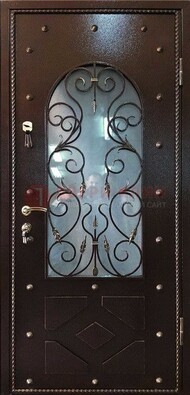 Влагостойкая дверь со стеклом и ковкой с декором ДСК-37 в Сергиевом Посаде