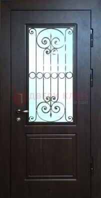 Железная дверь со стеклом и ковкой ДСК-65 для общественных зданий в Саратове
