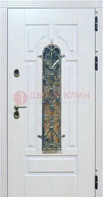 Белая остекленная металлическая дверь с ковкой ДСК-98 в Сергиевом Посаде