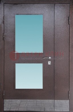 Коричневая тамбурная дверь со стеклянными вставками ДТМ-21 в Сергиевом Посаде
