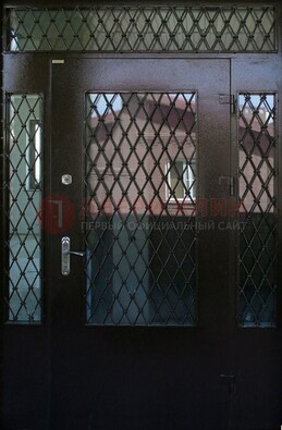 Коричневая тамбурная дверь со стеклянными вставками и ковкой ДТМ-32 в Сергиевом Посаде