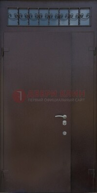 Коричневая тамбурная дверь со стеклянными вставками и ковкой ДТМ-39 в Сергиевом Посаде