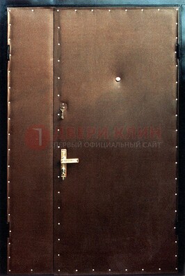 Коричневая тамбурная дверь с оформлением ДТМ-40 в Сергиевом Посаде