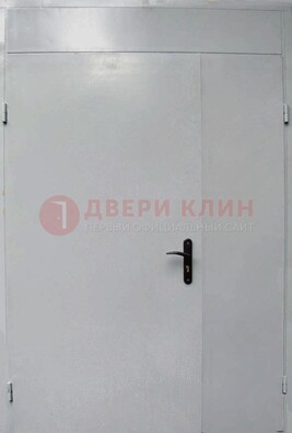 Белая металлическая тамбурная дверь ДТМ-5 в Чебоксарах