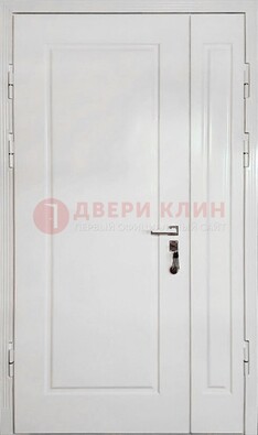 Полуторная металлическая дверь с МДФ в белом цвете ПЛ-24 в Сергиевом Посаде