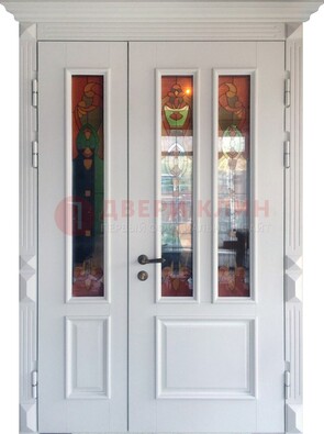 Белая полуторная металлическая дверь с витражом ВЖ-12 в Сергиевом Посаде