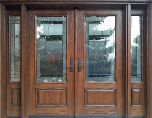 Распашная стальная дверь с массивом с витражом и фрамугами ВЖ-21 в Сергиевом Посаде